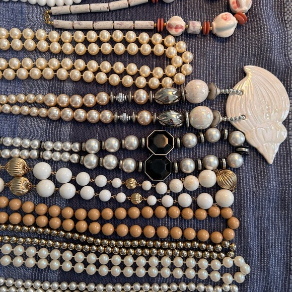 A Lot of 16 Vintage Beaded Necklaces circa 1970’s - Picture 2 of 4